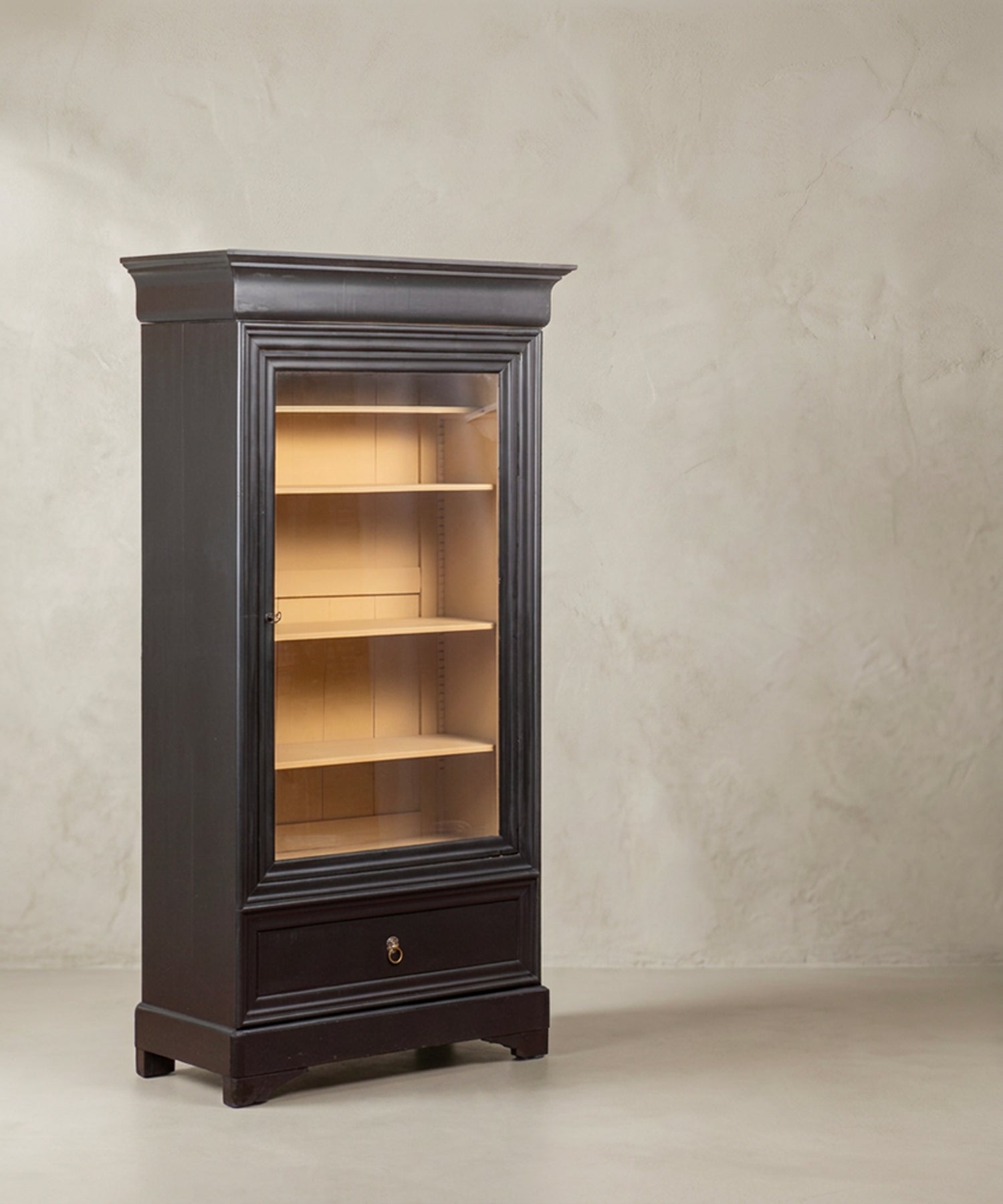 Vitrina Inglesa Antigua en Negro y Crema | Puerta de Cristal