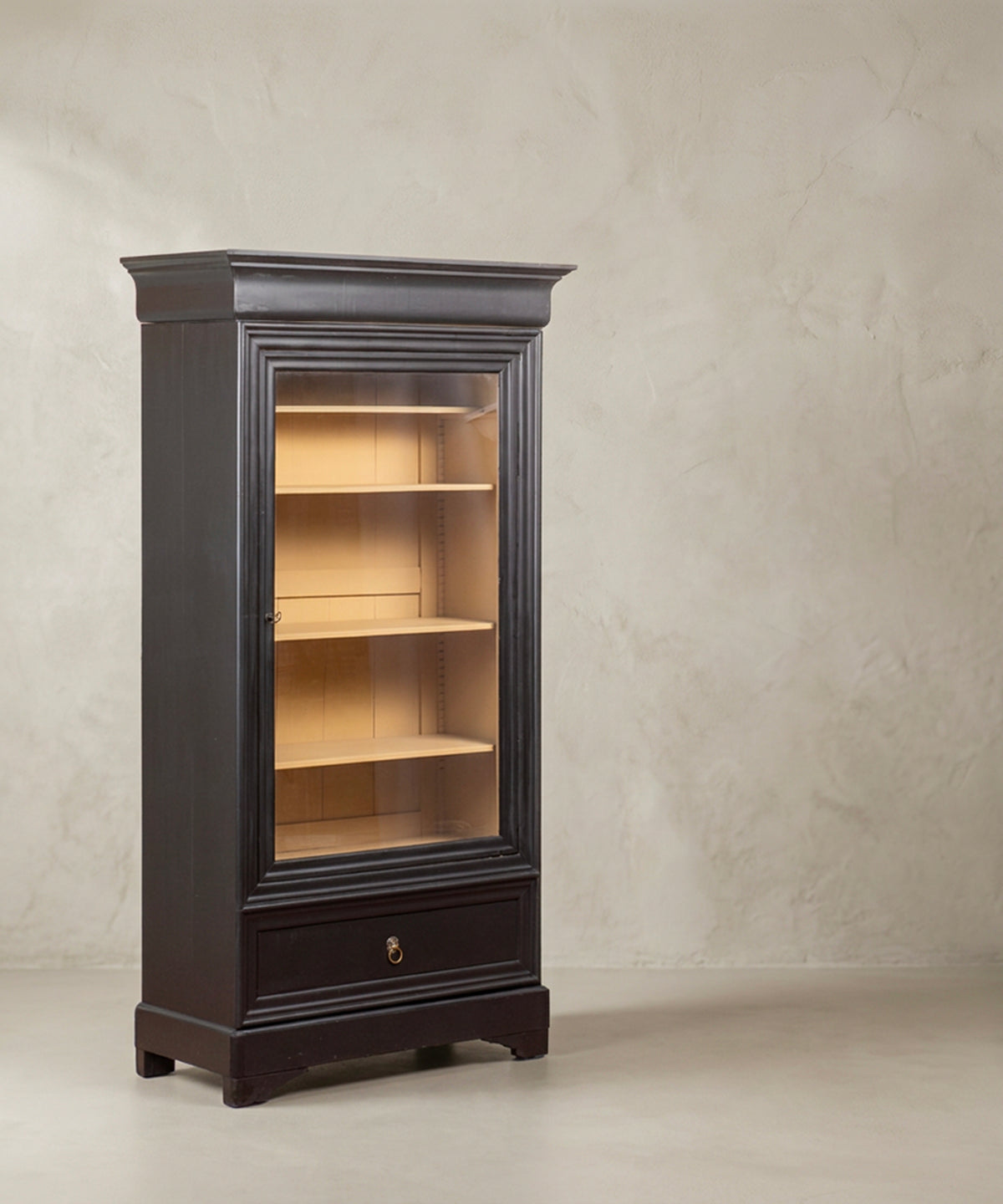 Vitrina Inglesa Antigua en Negro y Crema | Puerta de Cristal
