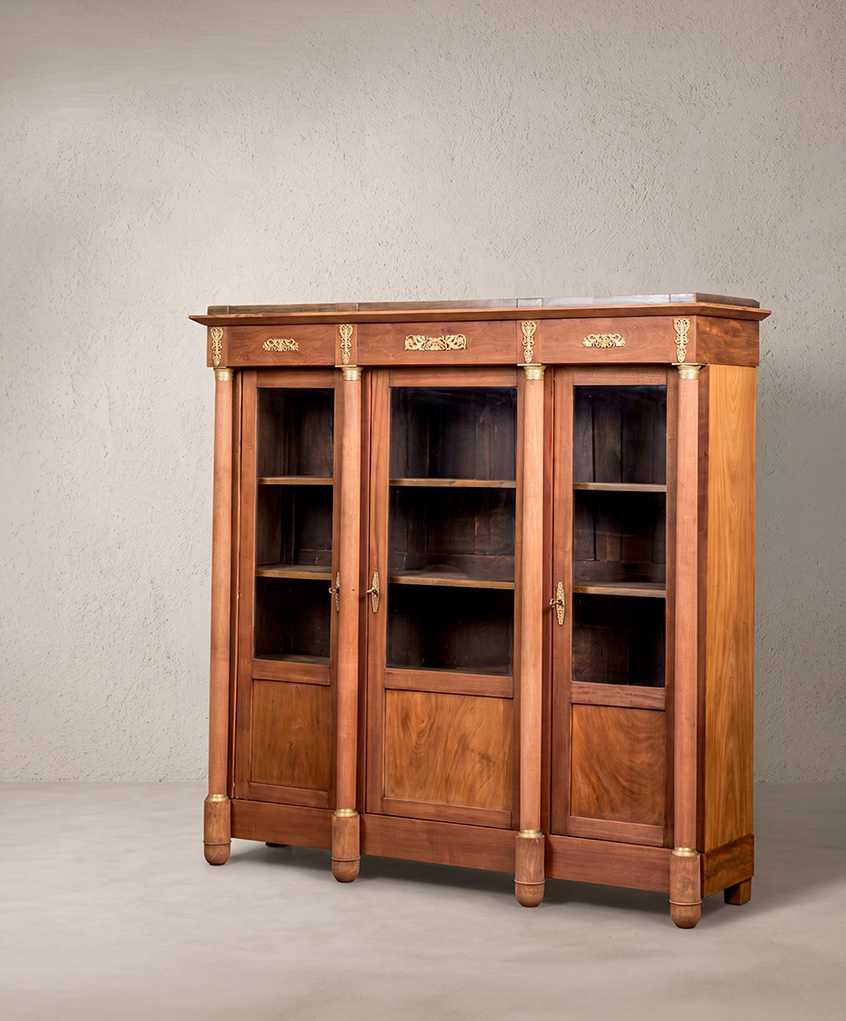 Vitrina de caoba Imperio siglo XIX vista lateral derecha, chapa flameada en paneles — Antique Arte y Decoración