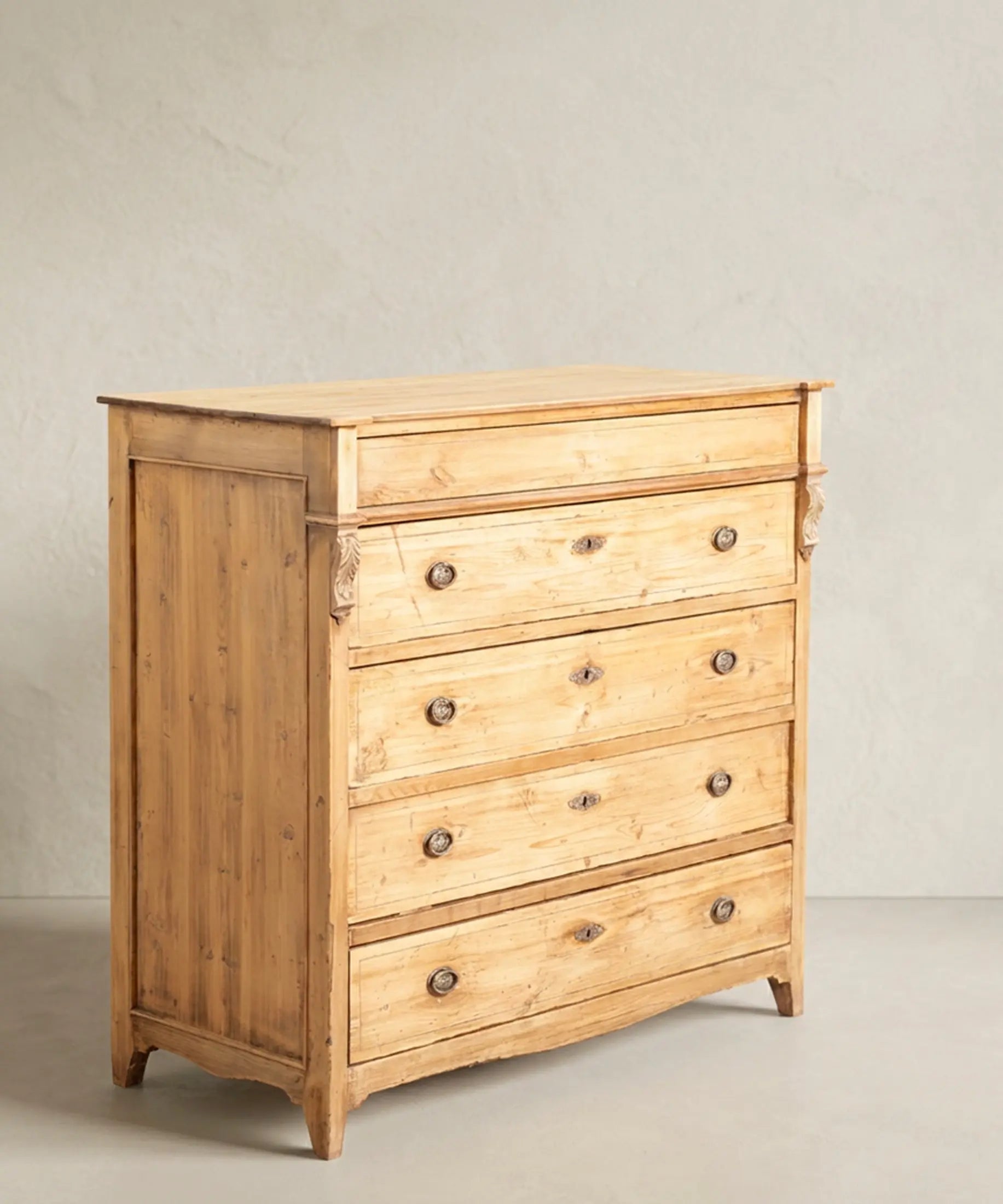 Cómoda antigua pino natural estilo Imperio vista lateral cajones herrajes latón — Antique Arte y Decoración