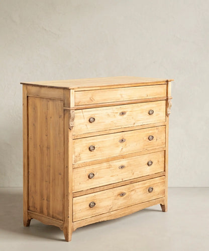 Cómoda antigua pino natural estilo Imperio vista lateral cajones herrajes latón — Antique Arte y Decoración