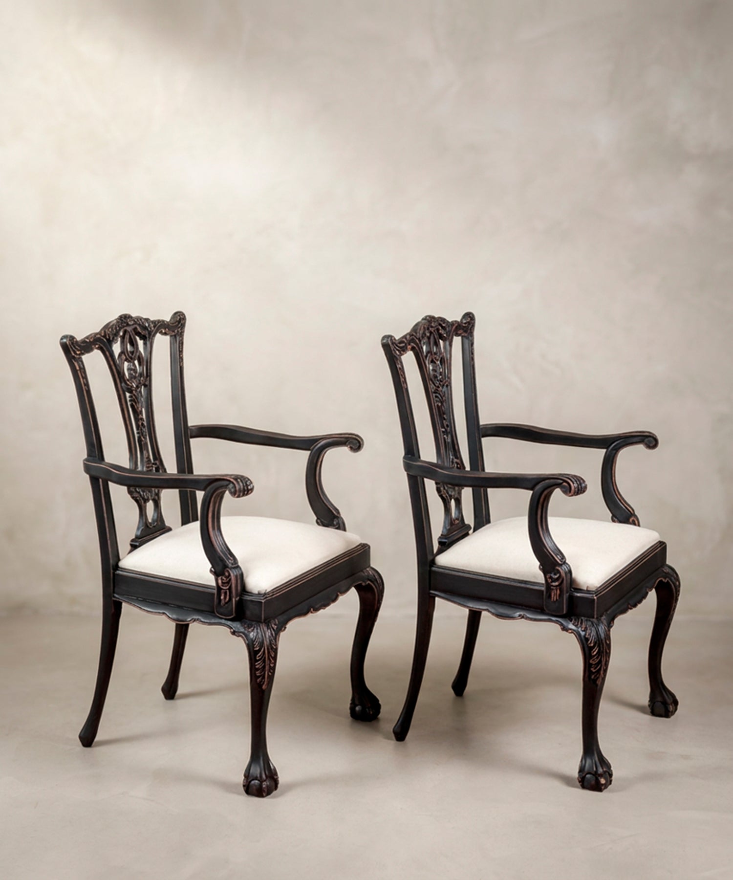 Sillones Chippendale negro decapado vista lateral brazos en voluta — Antique Arte y Decoración