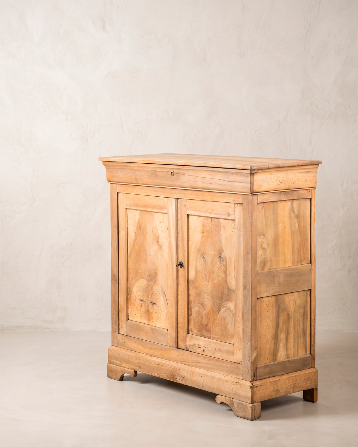 Aparador alto Luis Felipe vista lateral derecha, costado de bastidor y paneles de nogal — Antique Arte y Decoración