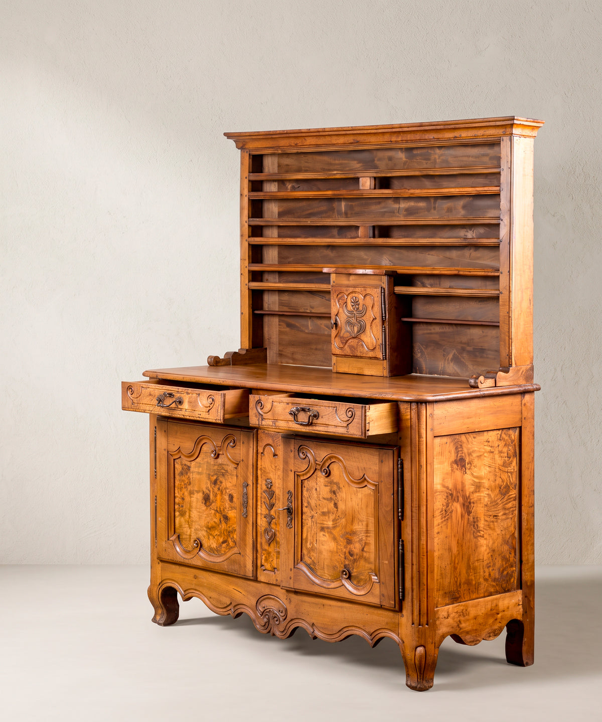 Aparador con platero Luis XV vista tres cuartos con cajones abiertos — Antique Arte y Decoración