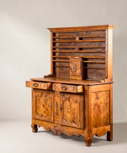 Aparador con platero Luis XV vista tres cuartos con cajones abiertos — Antique Arte y Decoración