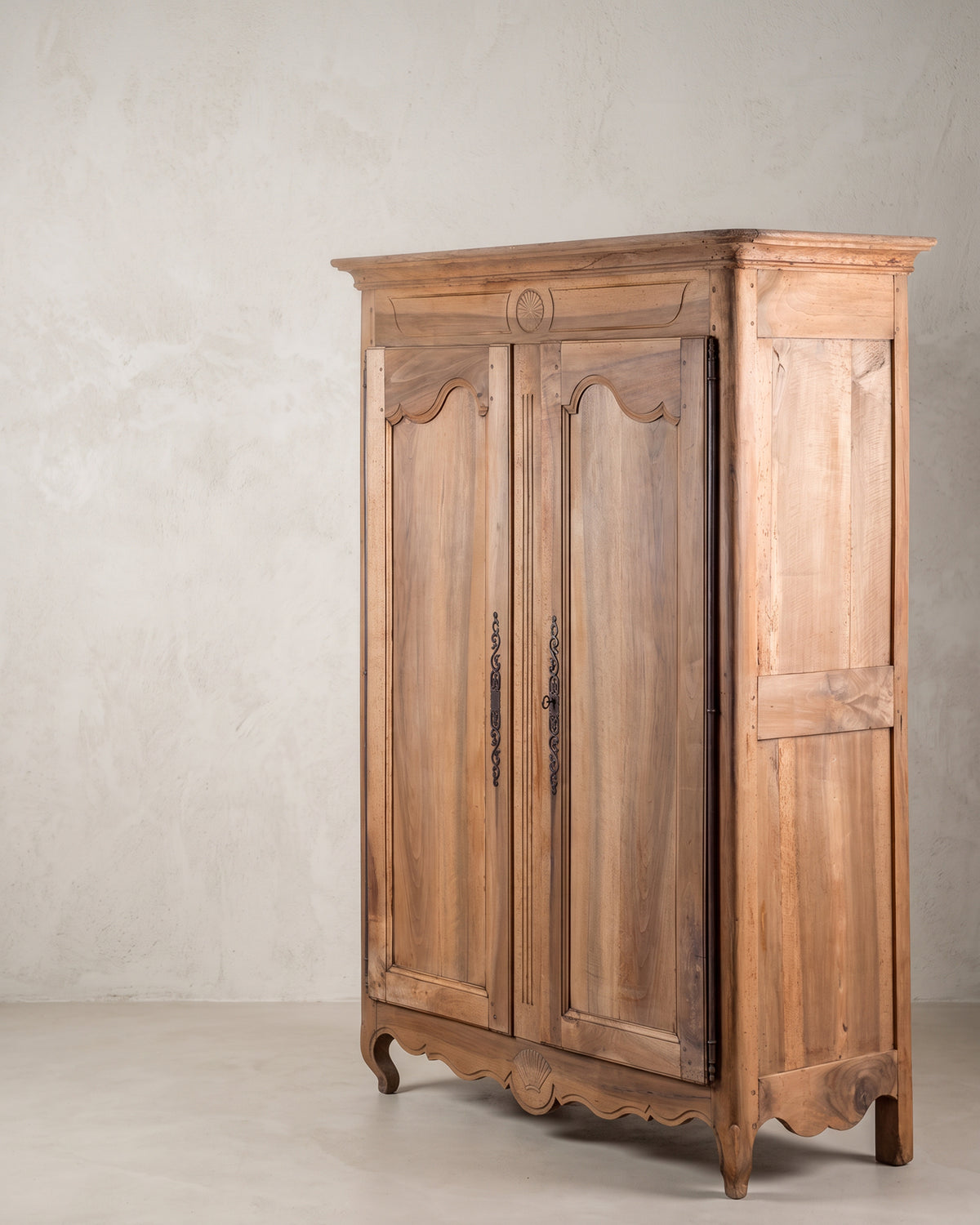 Armario Luis XV de nogal lavado vista lateral con costado de bastidor y panel — Antique Arte y Decoración