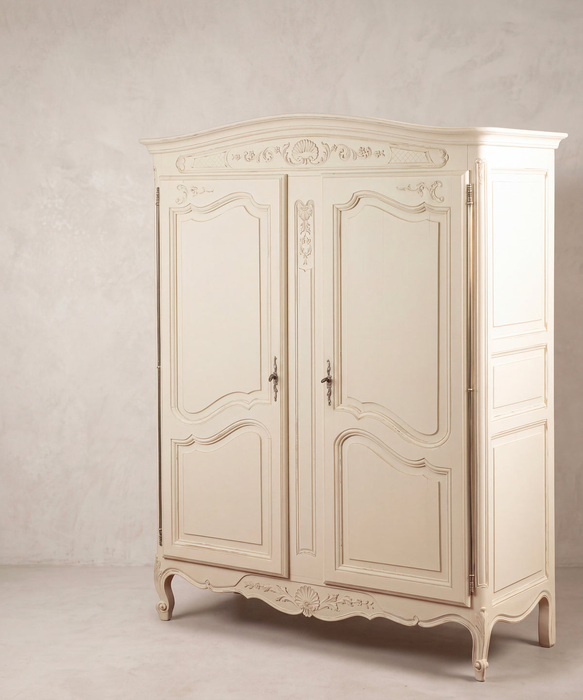 Armario vintage marfil vista lateral derecha con faldón tallado y patas curvas — Antique Arte y Decoración