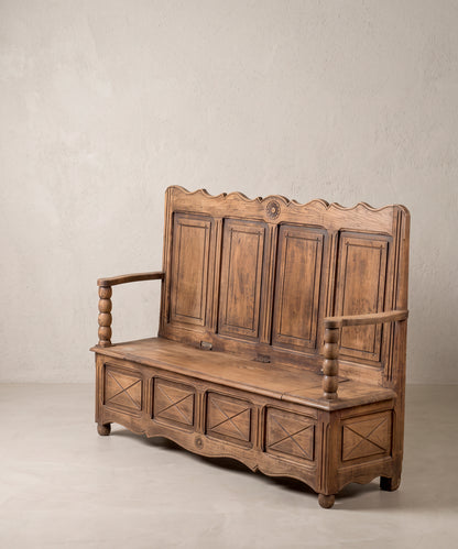 Banco arcón de roble, segunda vista lateral en ángulo — Antique Arte y Decoración