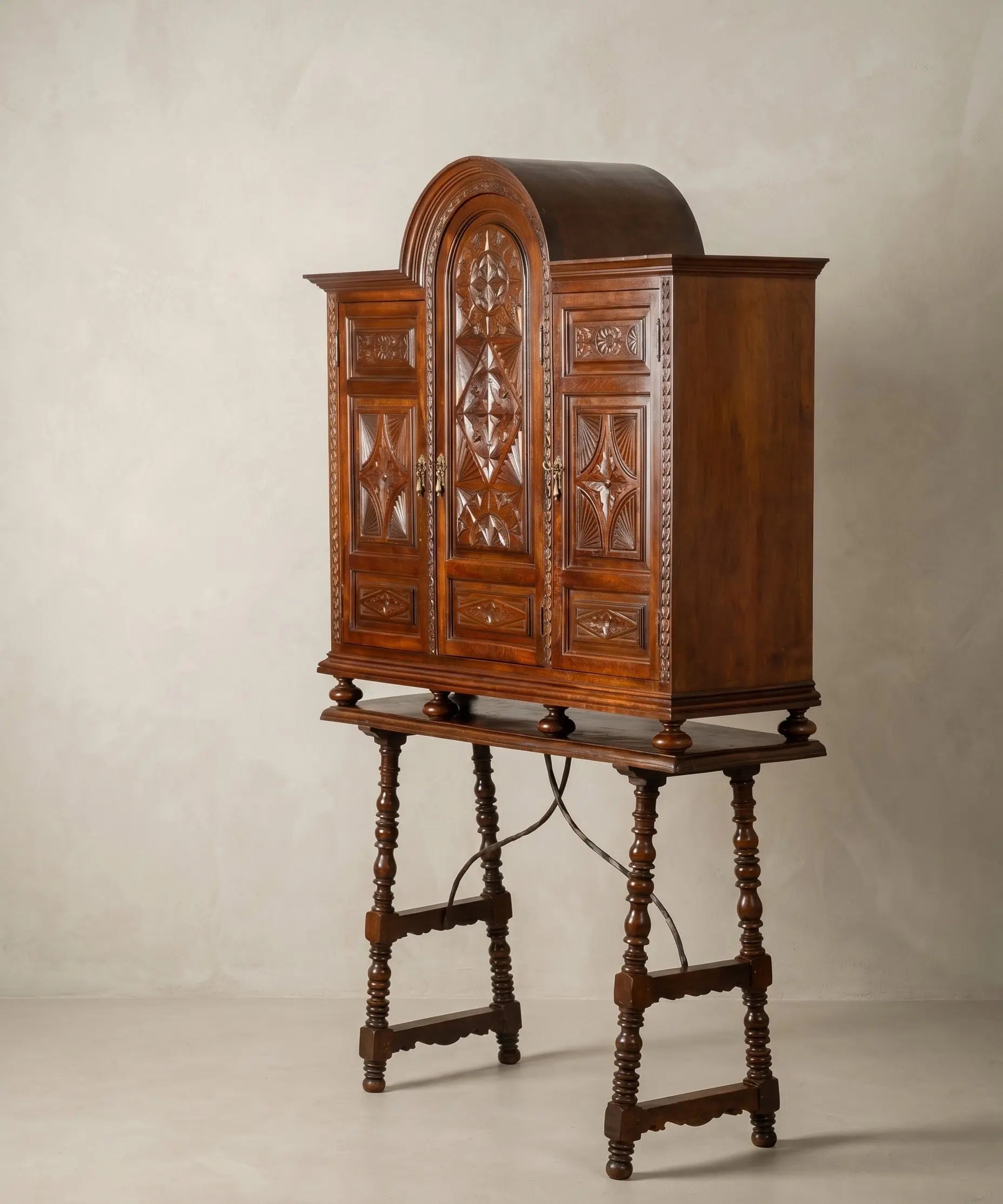 Perspectiva en ángulo del mueble español, mostrando la profundidad de la bóveda de cañón superior y la estructura de la mesa de fiadores.
