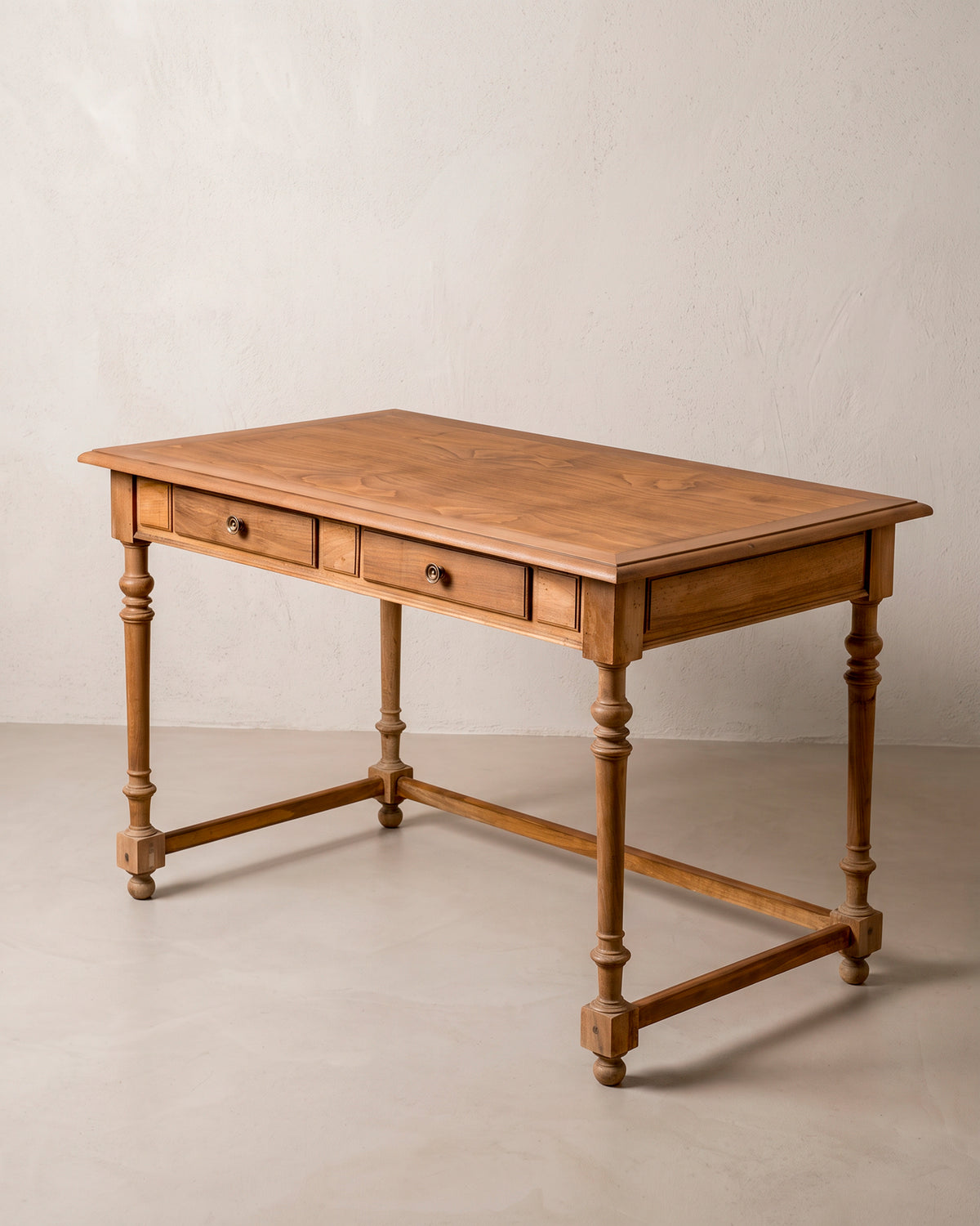Escritorio vintage Luis XIII de nogal en tres cuartos, patas torneadas y chambranas — Antique Arte y Decoración
