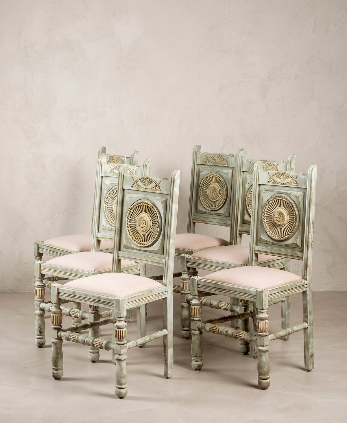 Seis sillas vintage verdes decapé estilo vasco en dos filas, vista lateral — Antique Arte y Decoración