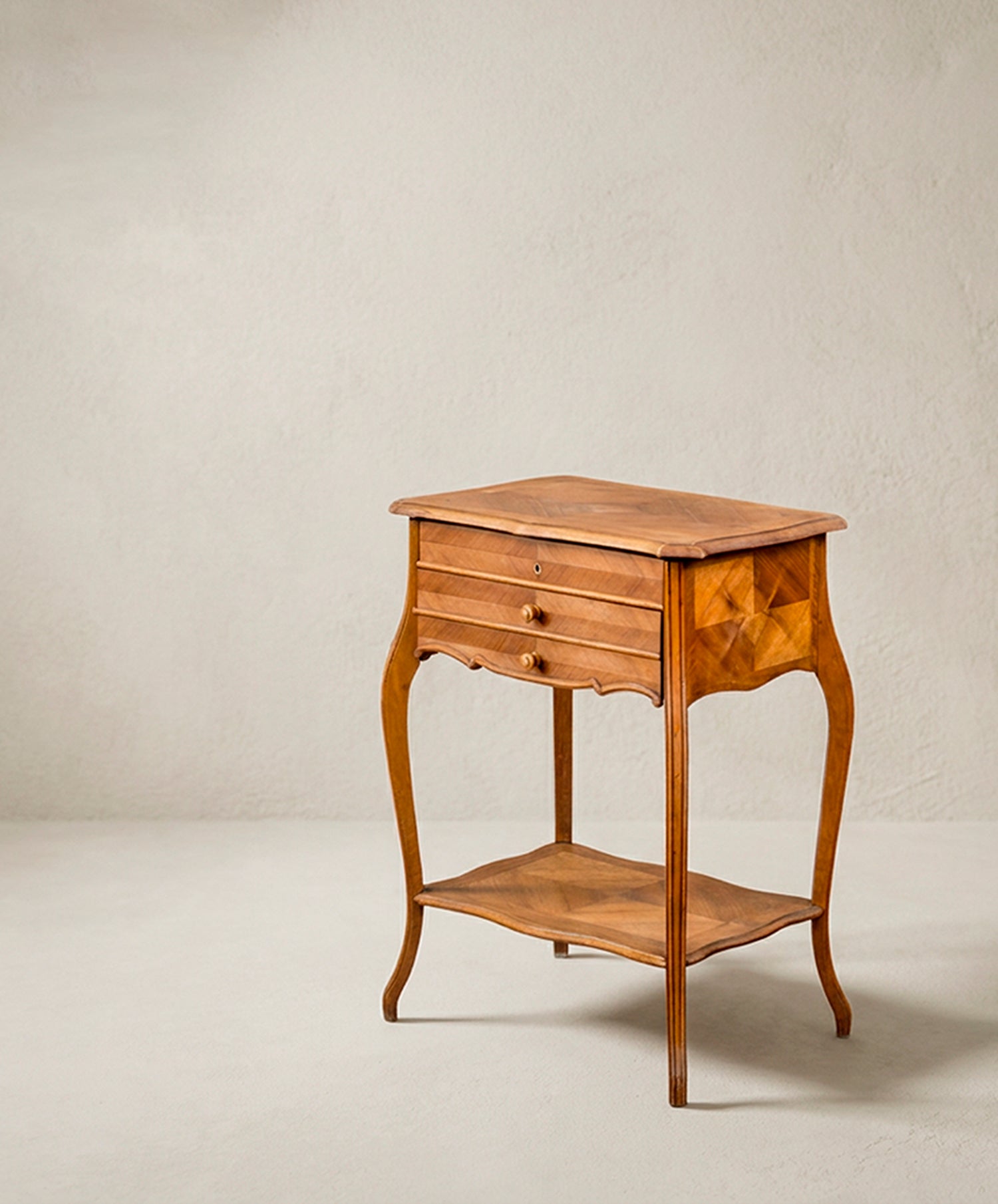 Costurero vintage Luis XV vista lateral con marquetería geométrica en rombos — Antique Arte y Decoración