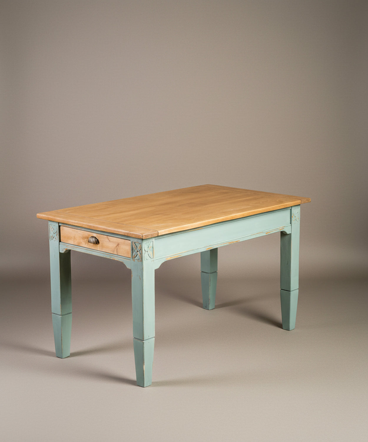 Mesa de estilo shabby chic azul y madera vista en ángulo tres cuartos