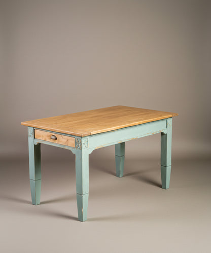 Mesa de estilo shabby chic azul y madera vista en ángulo tres cuartos