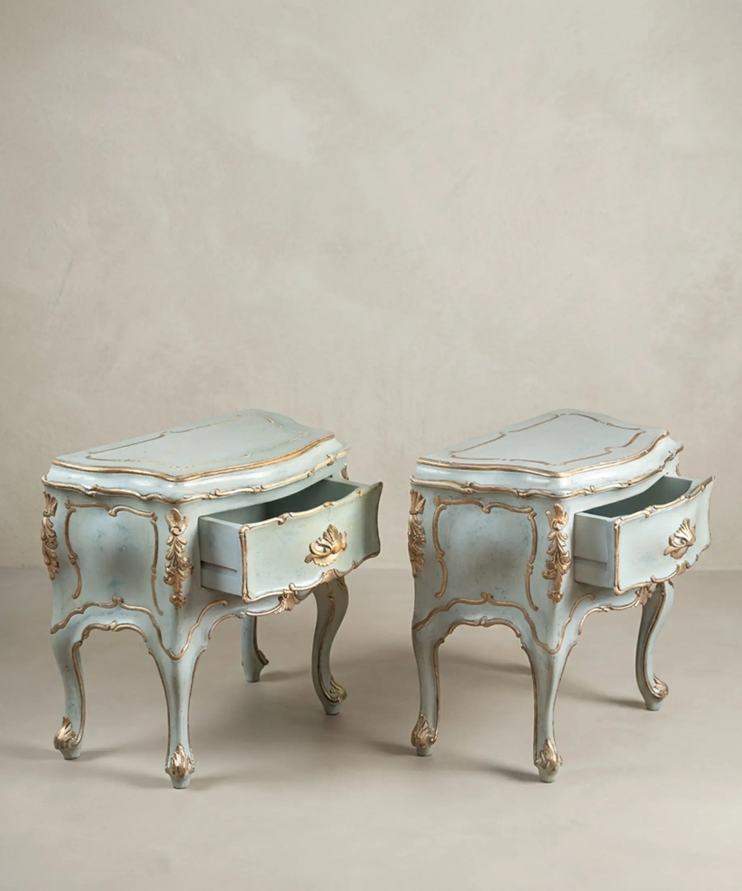 Mesitas venecianas vintage con cajón abierto y faldón tallado dorado — Antique Arte y Decoración