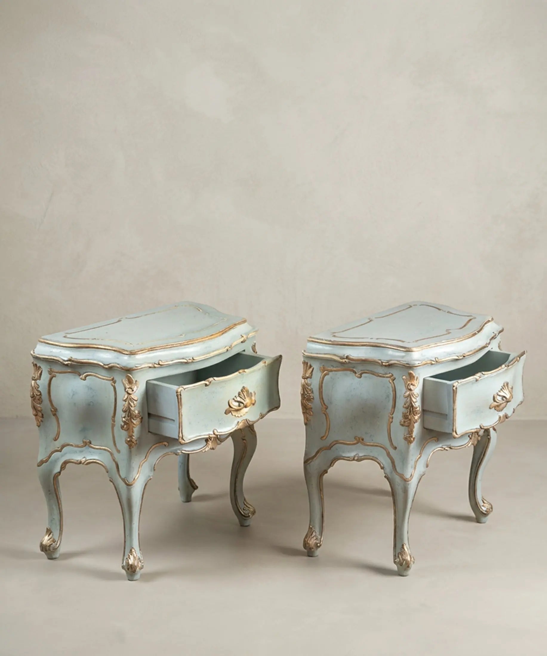 Mesitas venecianas vintage con cajón abierto y faldón tallado dorado — Antique Arte y Decoración
