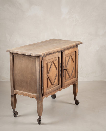 Mueble auxiliar de roble lavado vista lateral con costado de panel y montantes acanalados — Antique Arte y Decoración