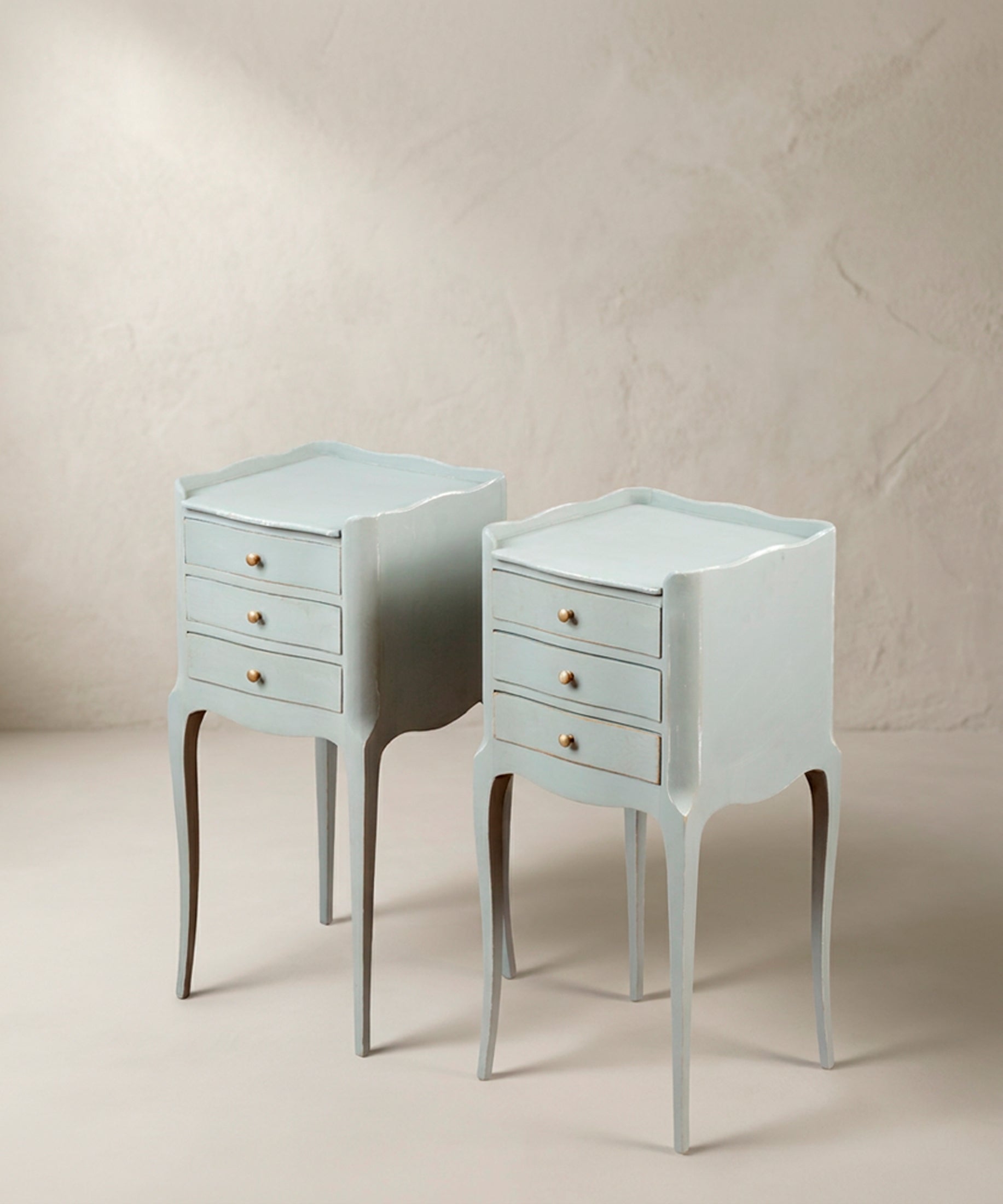 Mesitas de noche azul celeste de perfil, patas cabriolé y faldón curvo — Antique Arte y Decoración
