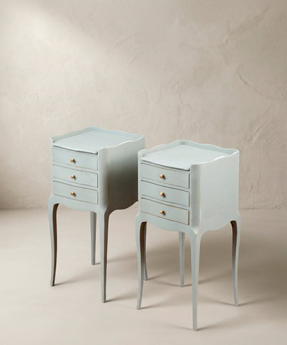 Mesitas de noche azul celeste de perfil, patas cabriolé y faldón curvo — Antique Arte y Decoración