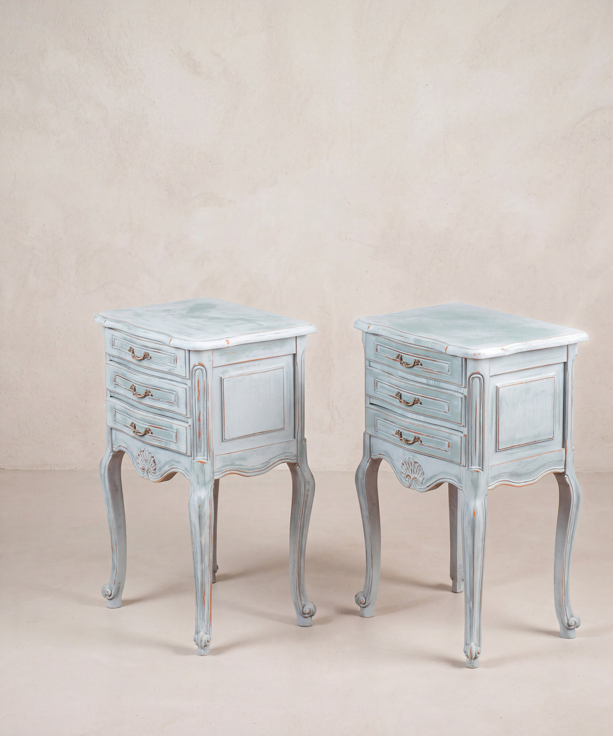 Pareja de mesitas azules Luis XV con panel lateral moldurado, vista lateral derecha — Antique Arte y Decoración