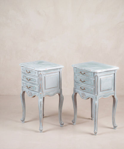 Pareja de mesitas azules Luis XV con panel lateral moldurado, vista lateral derecha — Antique Arte y Decoración