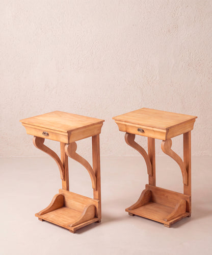 Mesitas de cerezo vista tres cuartos, ménsulas en voluta y balda baja con laterales — Antique Arte y Decoración