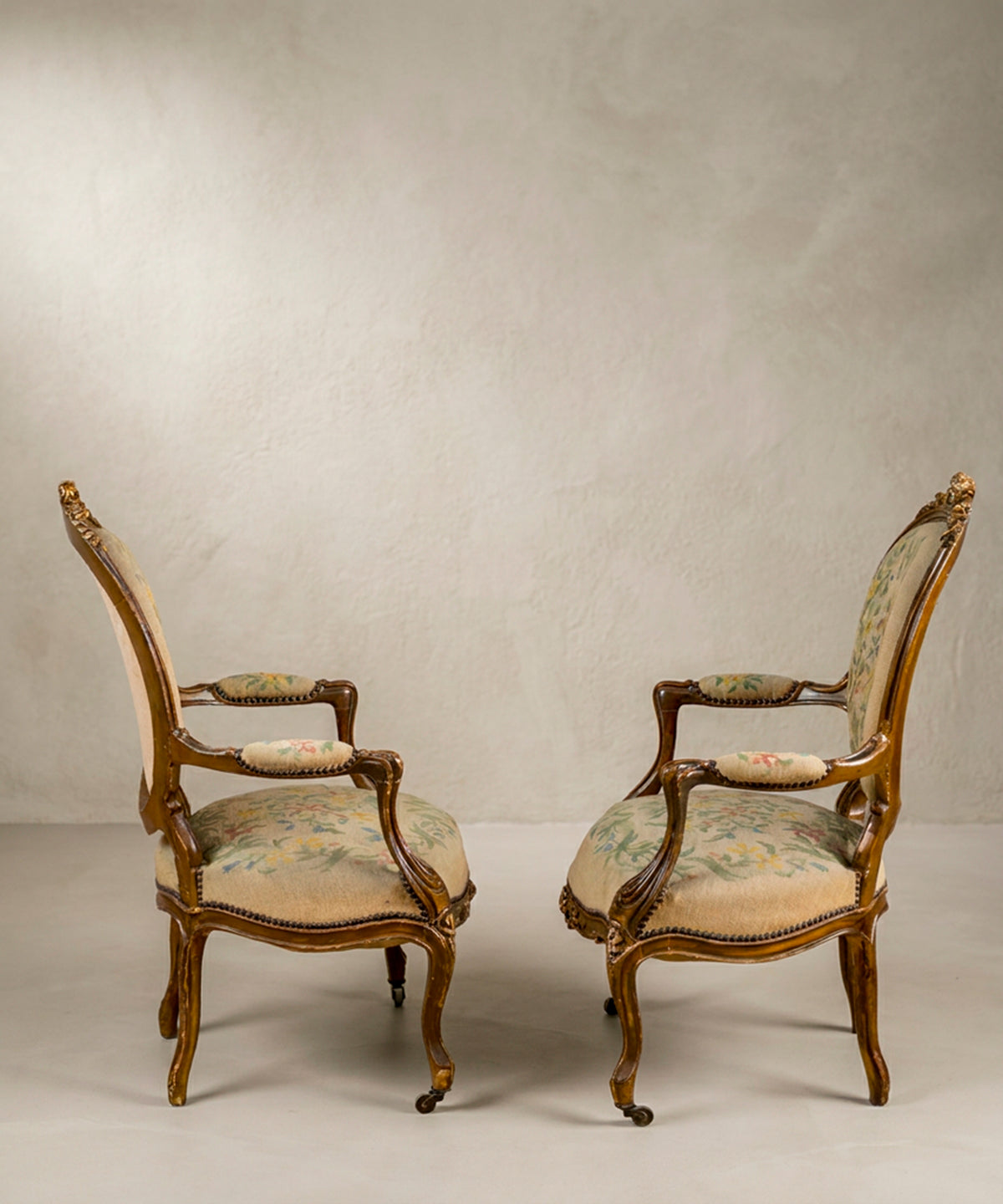 Pareja de Sillones Antiguos Tallados con Petit Point Original | Napoleón III