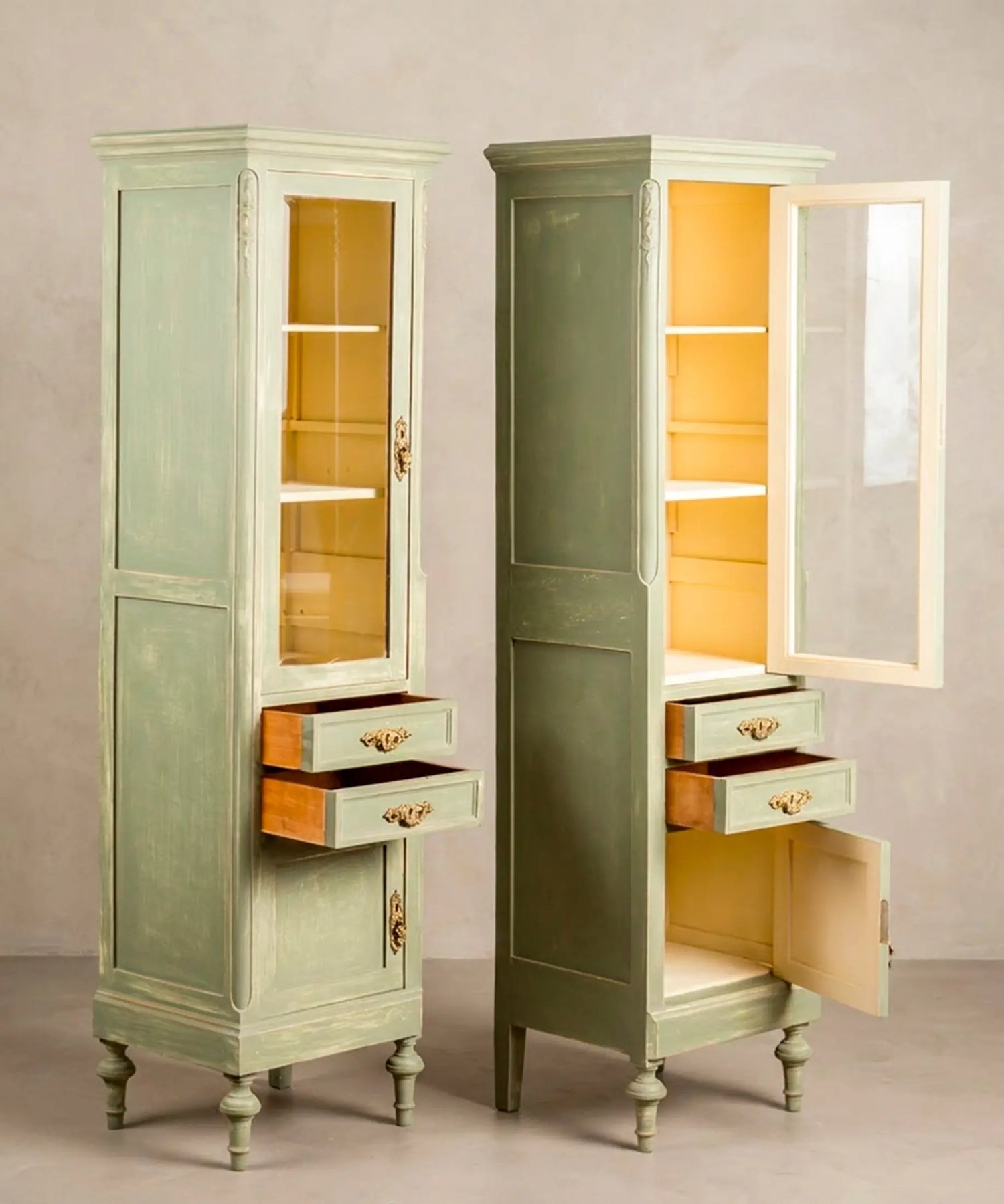 Vitrinas verde salvia con cajones y puerta abiertos mostrando interior amarillo — Antique Arte y Decoración