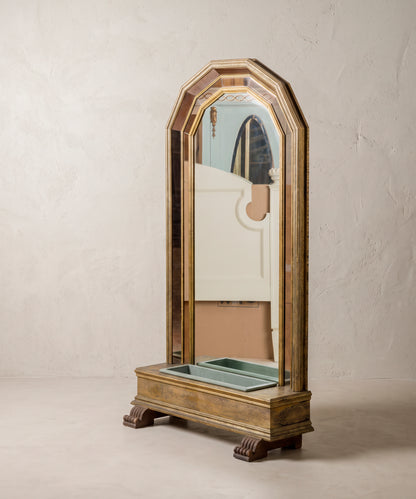 Espejo recibidor de pie vintage en vista lateral, arco facetado y base de metal grabado — Antique Arte y Decoración