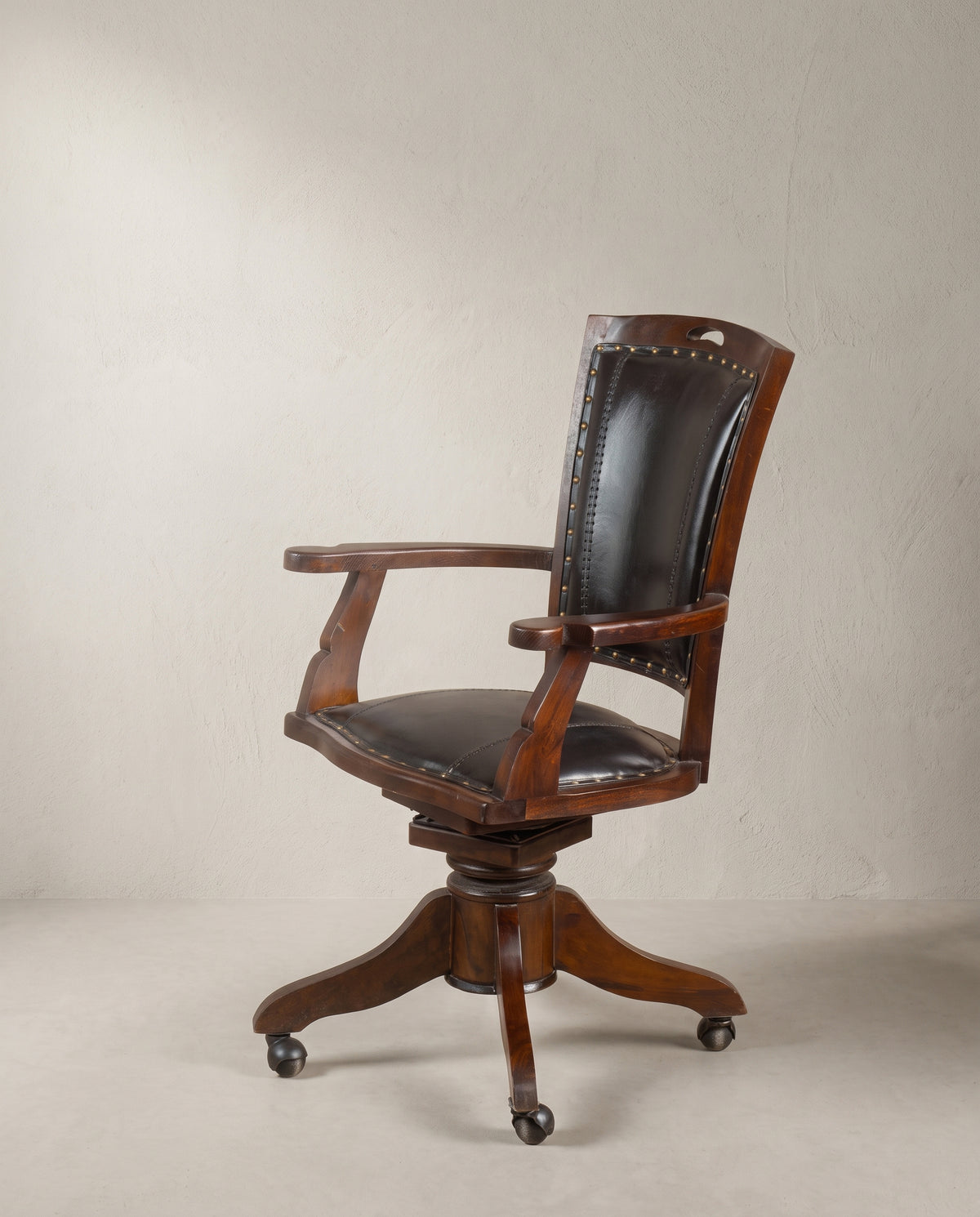 Sillón de despacho vintage vista lateral con pie de cuatro brazos y ruedas — Antique Arte y Decoración