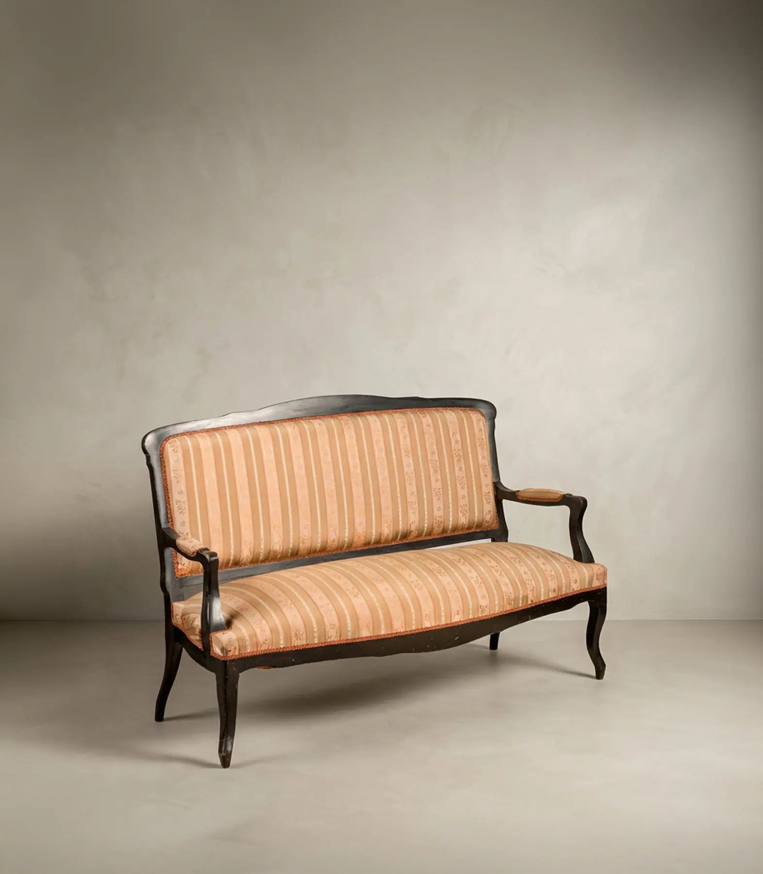 Sofá de dos plaza de estilo isabelino