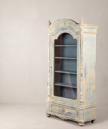 Vitrina antigua azul y beige vista lateral derecha con costado pintado a mano decapé — Antique Arte y Decoración