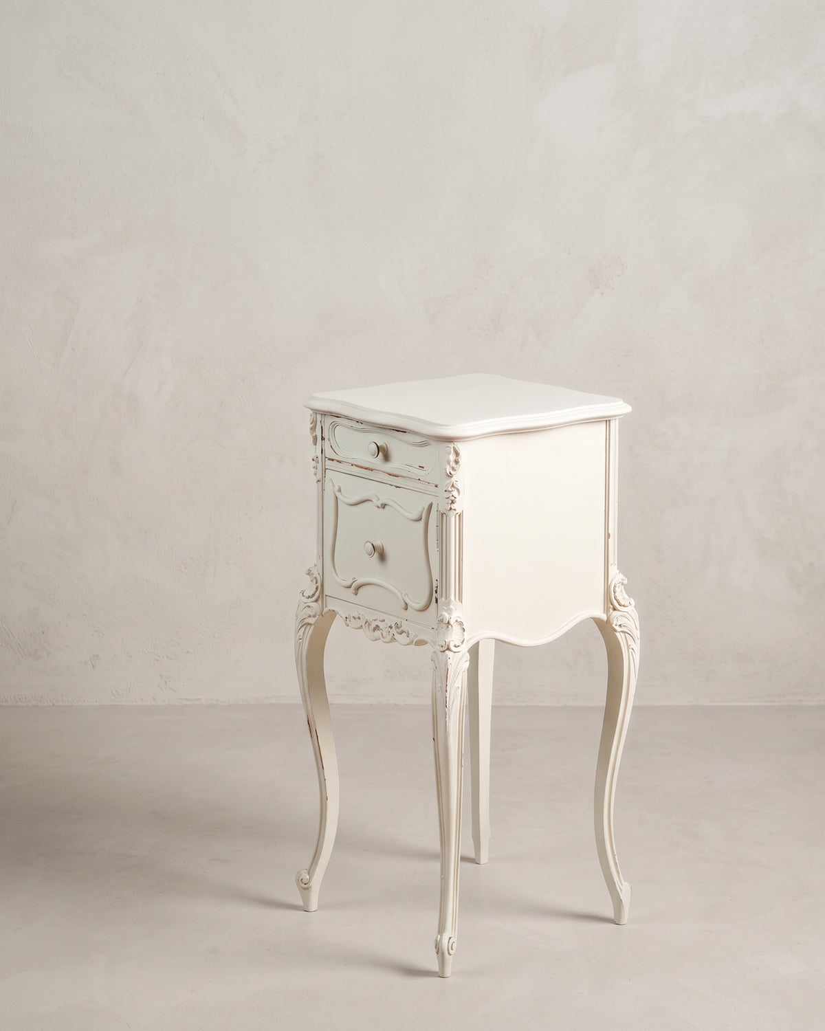 Mesa auxiliar vintage en blanco decapé vista tres cuartos con cajón, puerta y costado — Antique Arte y Decoración