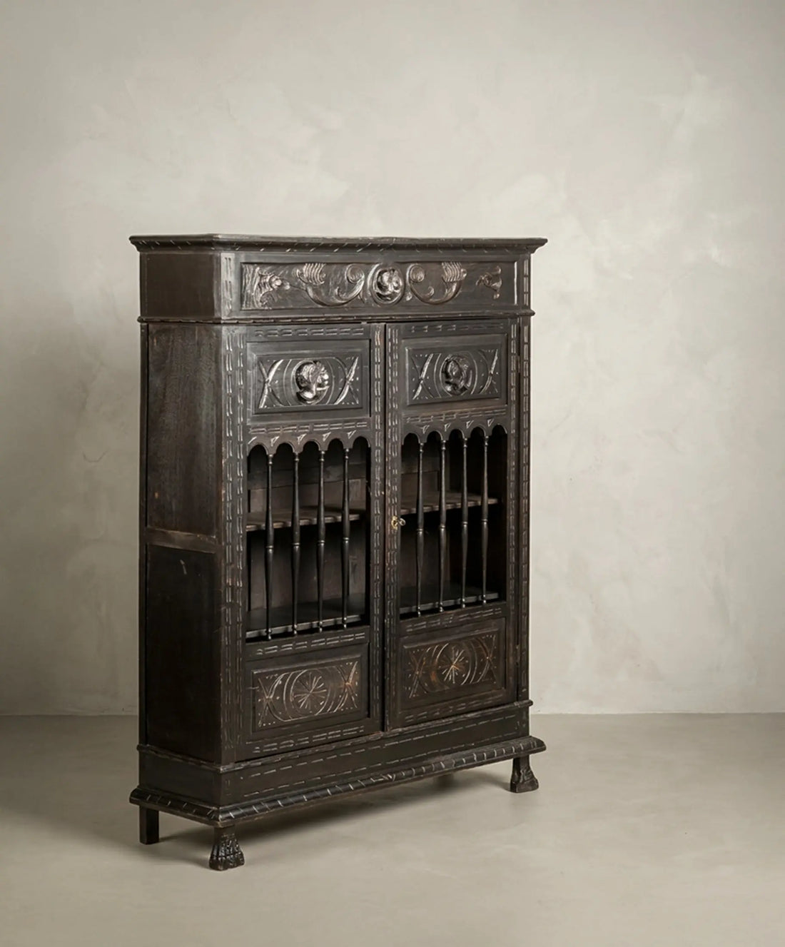 Librería ebonizada estilo Renacimiento vista en tres cuartos con detalle de balaustres torneados — Antique Arte y Decoración