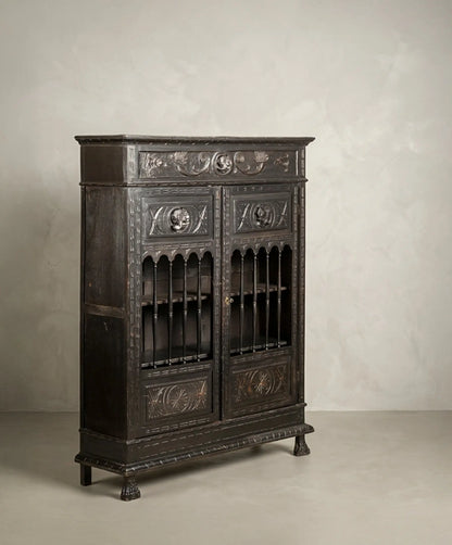 Librería ebonizada estilo Renacimiento vista en tres cuartos con detalle de balaustres torneados — Antique Arte y Decoración
