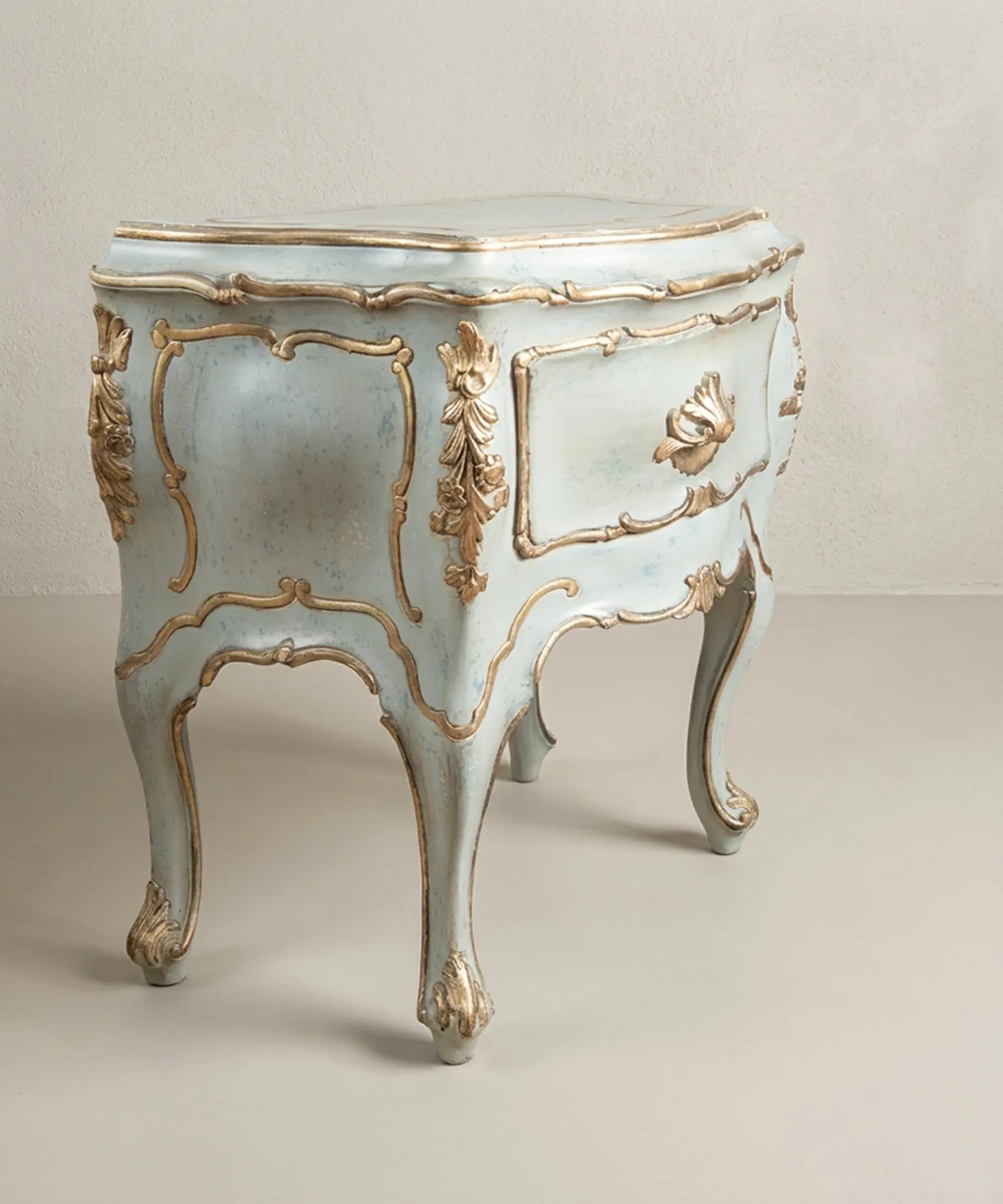 Mesita de noche veneciana vista lateral con apliques rocaille dorados y patas cabriolé — Antique Arte y Decoración