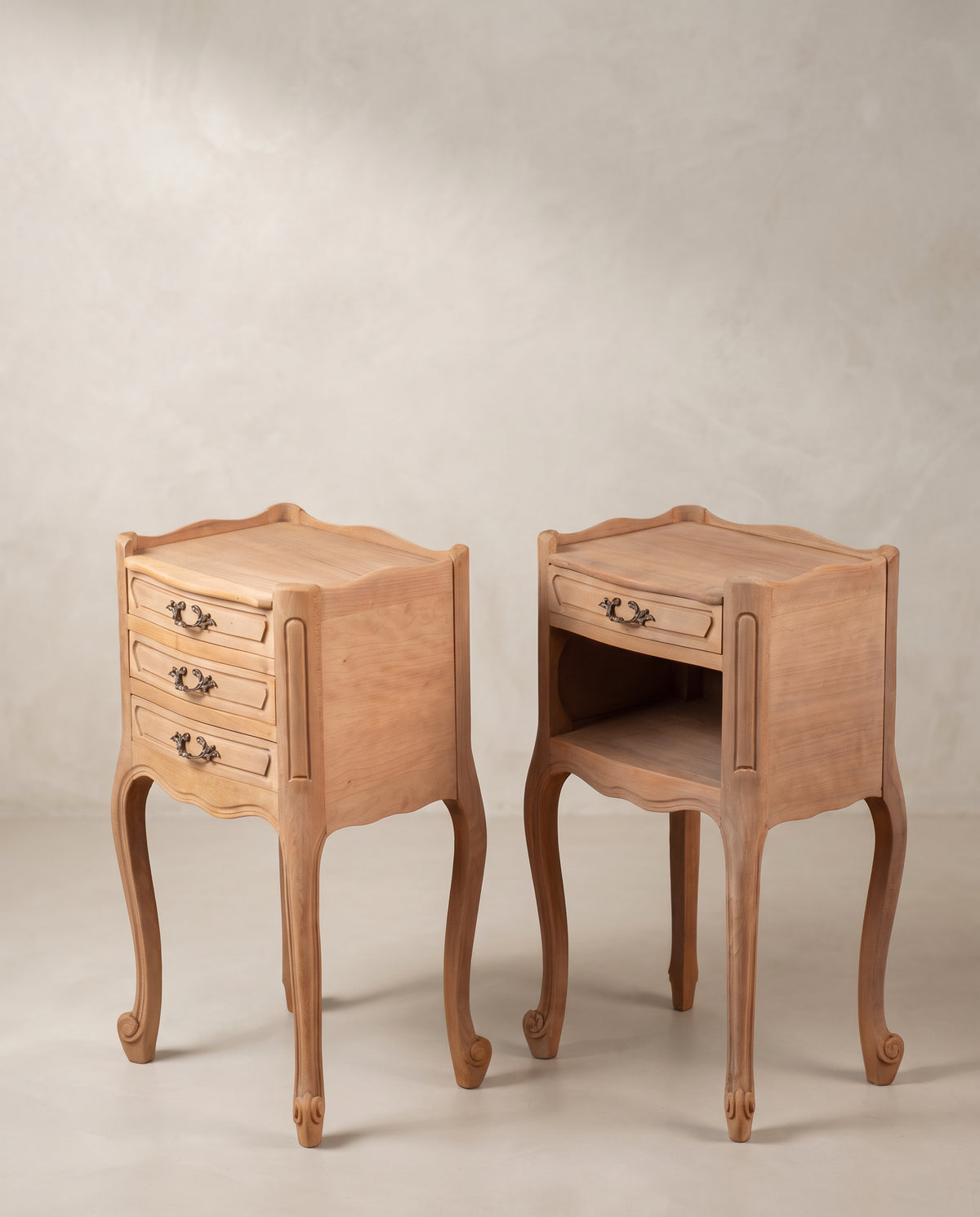 Pareja de Mesitas de Noche Vintage en Cerezo Lavado | Estilo Luis XV, Tres Cajones y Hueco, Mediados S. XX