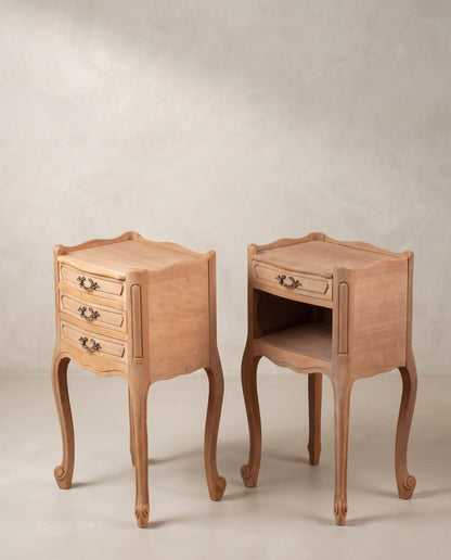 Pareja de Mesitas de Noche Vintage en Cerezo Lavado | Estilo Luis XV, Tres Cajones y Hueco, Mediados S. XX