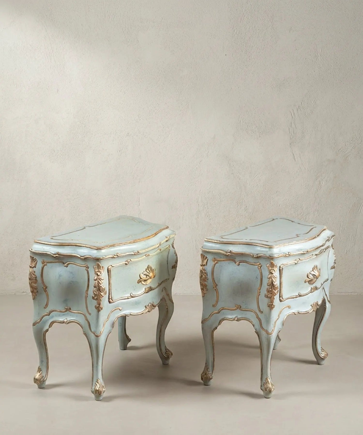 Pareja de mesitas de noche venecianas en azul cielo decapé vista en tres cuartos — Antique Arte y Decoración