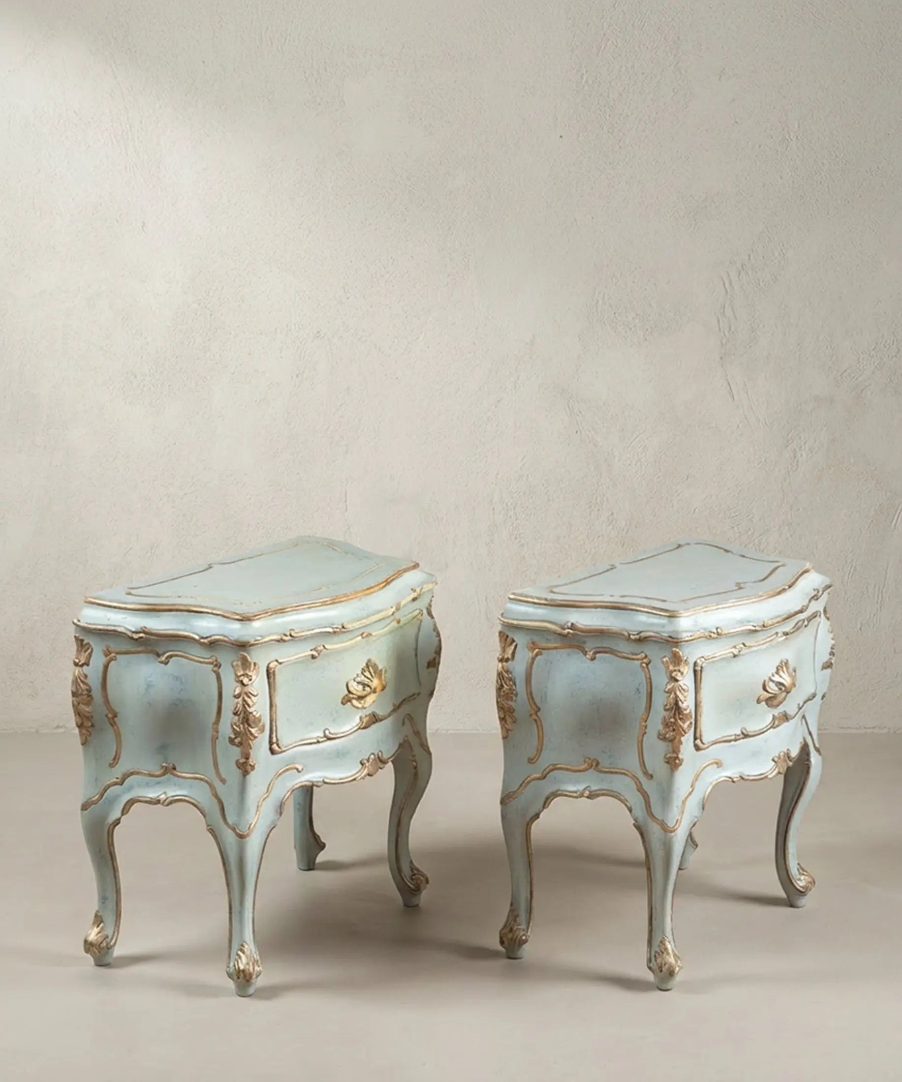 Pareja de mesitas de noche venecianas en azul cielo decapé vista en tres cuartos — Antique Arte y Decoración
