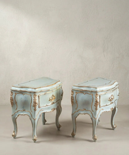 Pareja de mesitas de noche venecianas en azul cielo decapé vista en tres cuartos — Antique Arte y Decoración