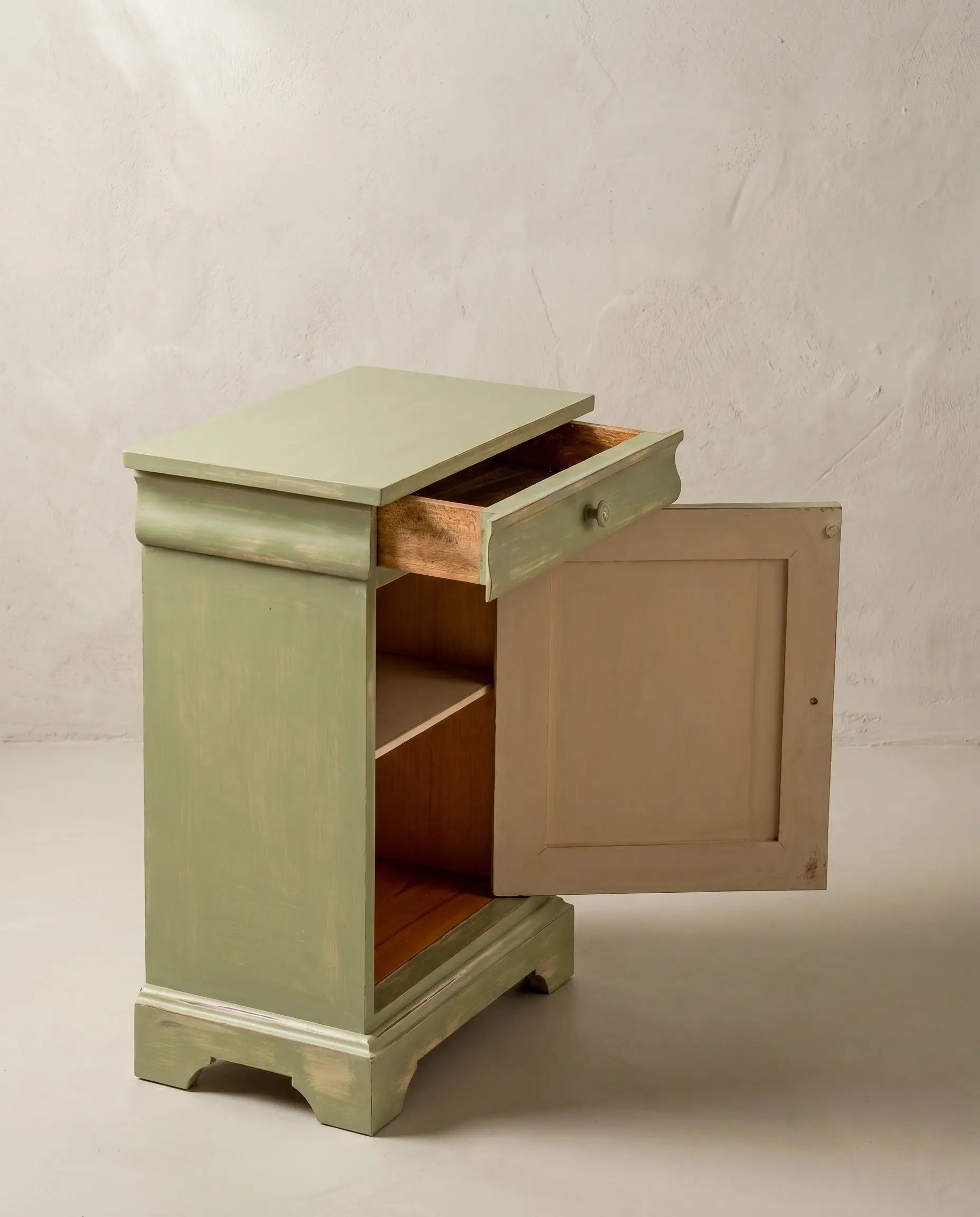 Mesita de Noche / Mueble auxiliar vintage en verde salvia decapé