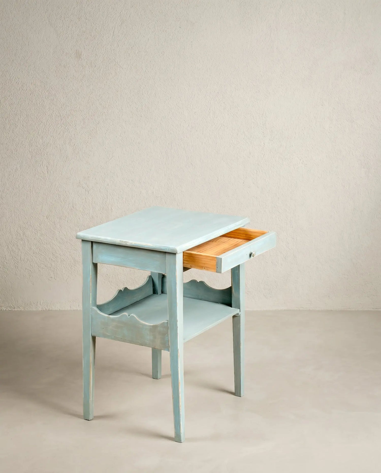 Mesa auxiliar azul cielo decapé con cajón abierto mostrando interior en madera natural sin pintar — Antique Arte y Decoración
