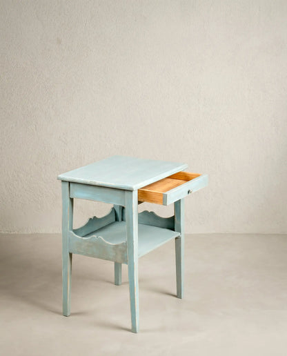 Mesa auxiliar azul cielo decapé con cajón abierto mostrando interior en madera natural sin pintar — Antique Arte y Decoración