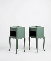 Pareja de mesitas auxiliares altas y estrechas color verde vista lateral