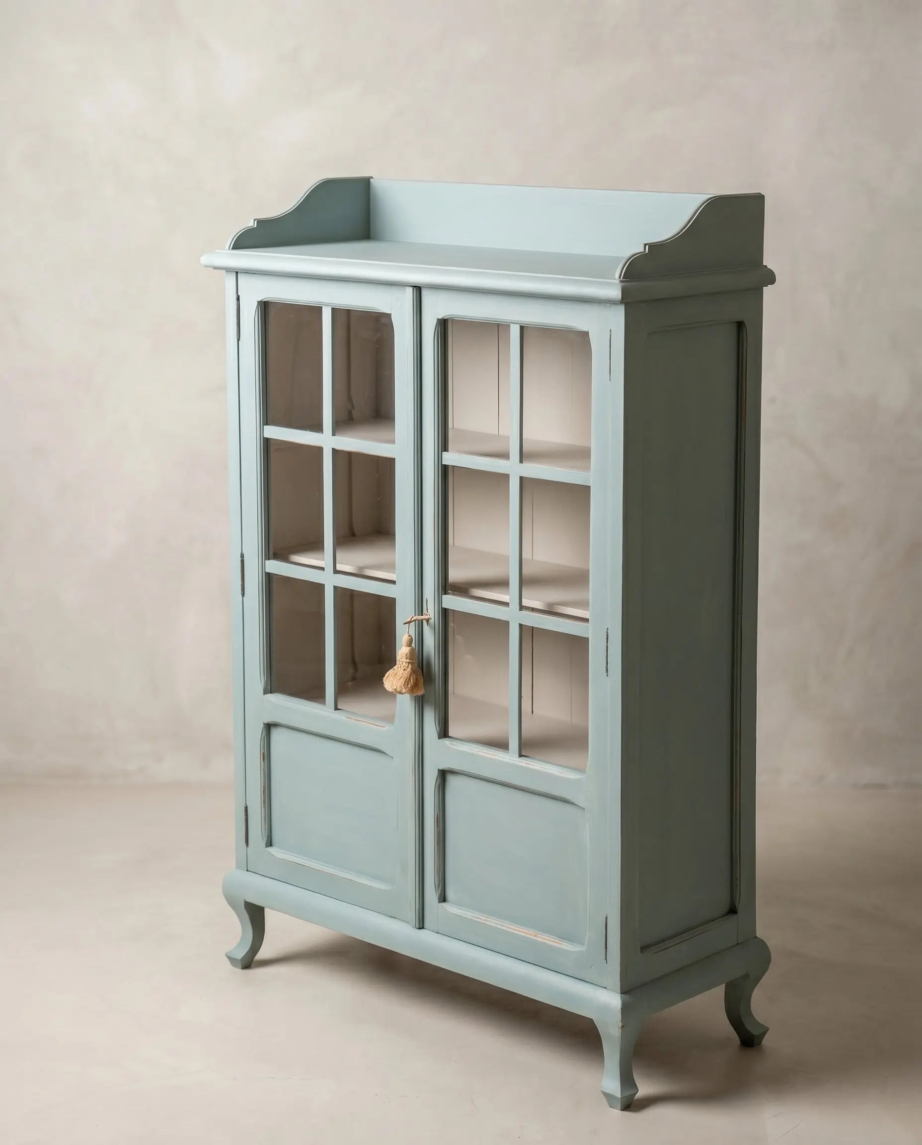 Vitrina antigua lacada en azul cielo vista lateral con patas cabriolé — Antique Arte y Decoración