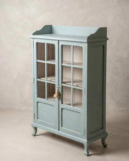 Vitrina antigua lacada en azul cielo vista lateral con patas cabriolé — Antique Arte y Decoración