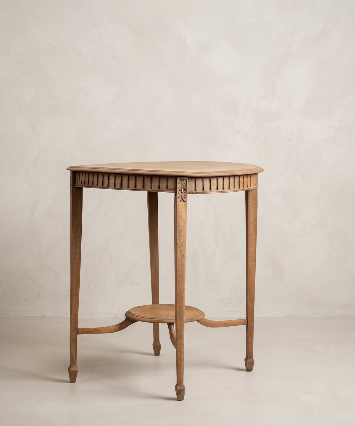 Mesa velador de nogal vista lateral baja con pies de pala y chambrana curva — Antique Arte y Decoración