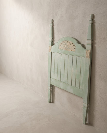 Cabecero de pino verde salvia vista lateral con remates en perilla — Antique Arte y Decoración