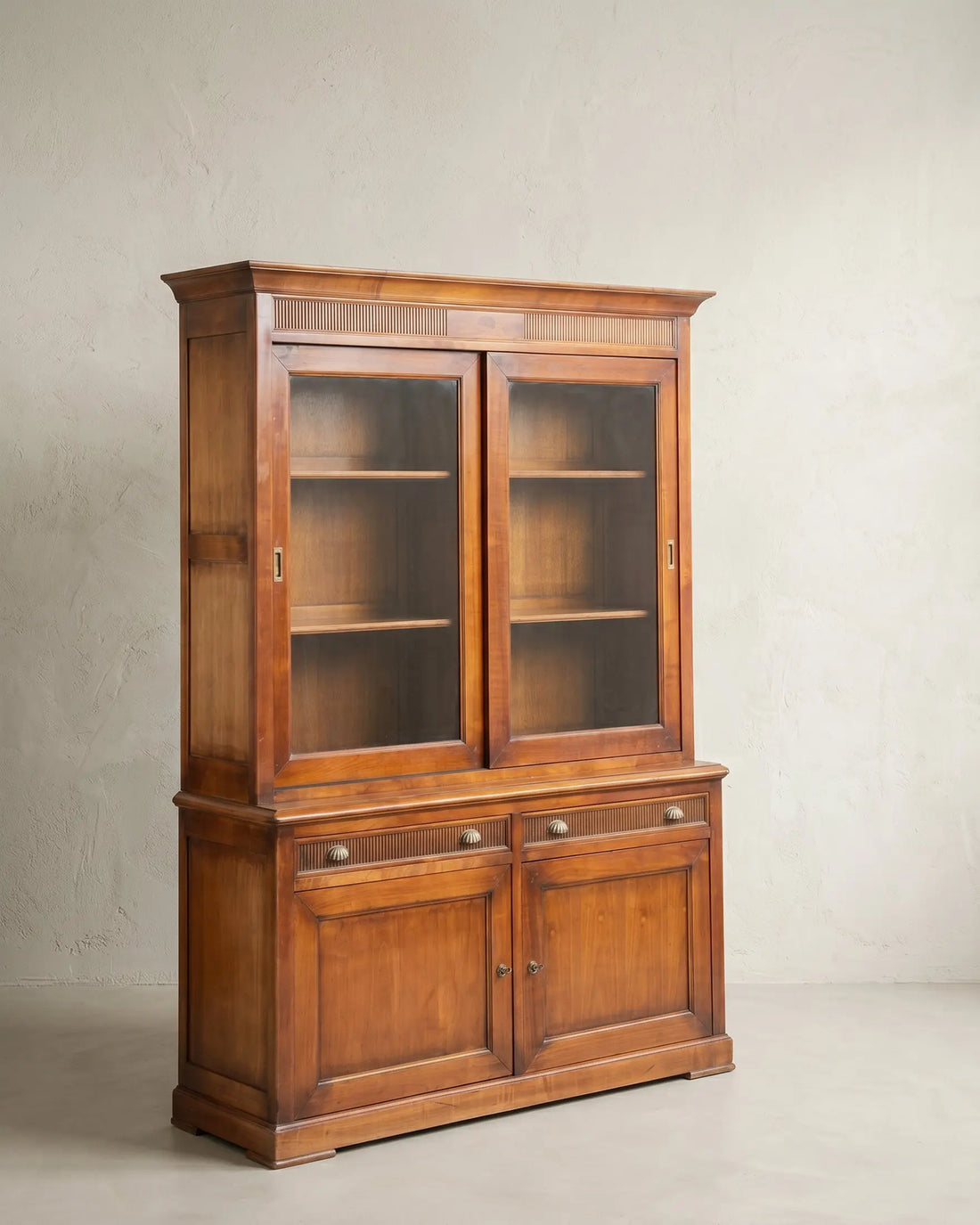 Vitrina Antigua de Cerezo con Puertas Correderas